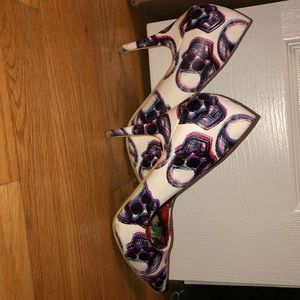 **Gorgeous** colorful skull design white pumps